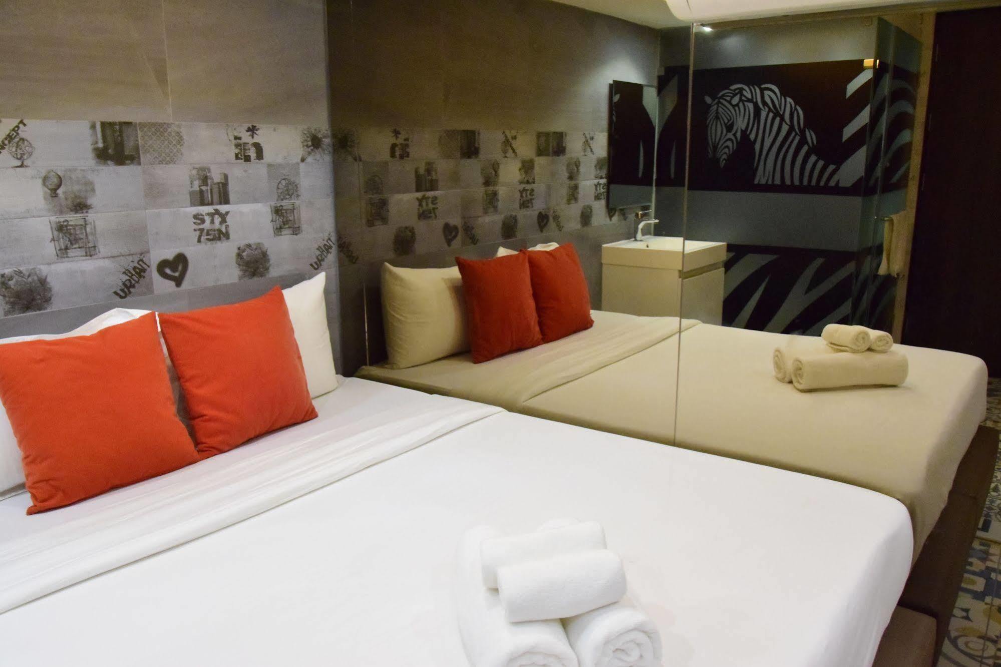 Double Five Pansiyon Bangkok Dış mekan fotoğraf